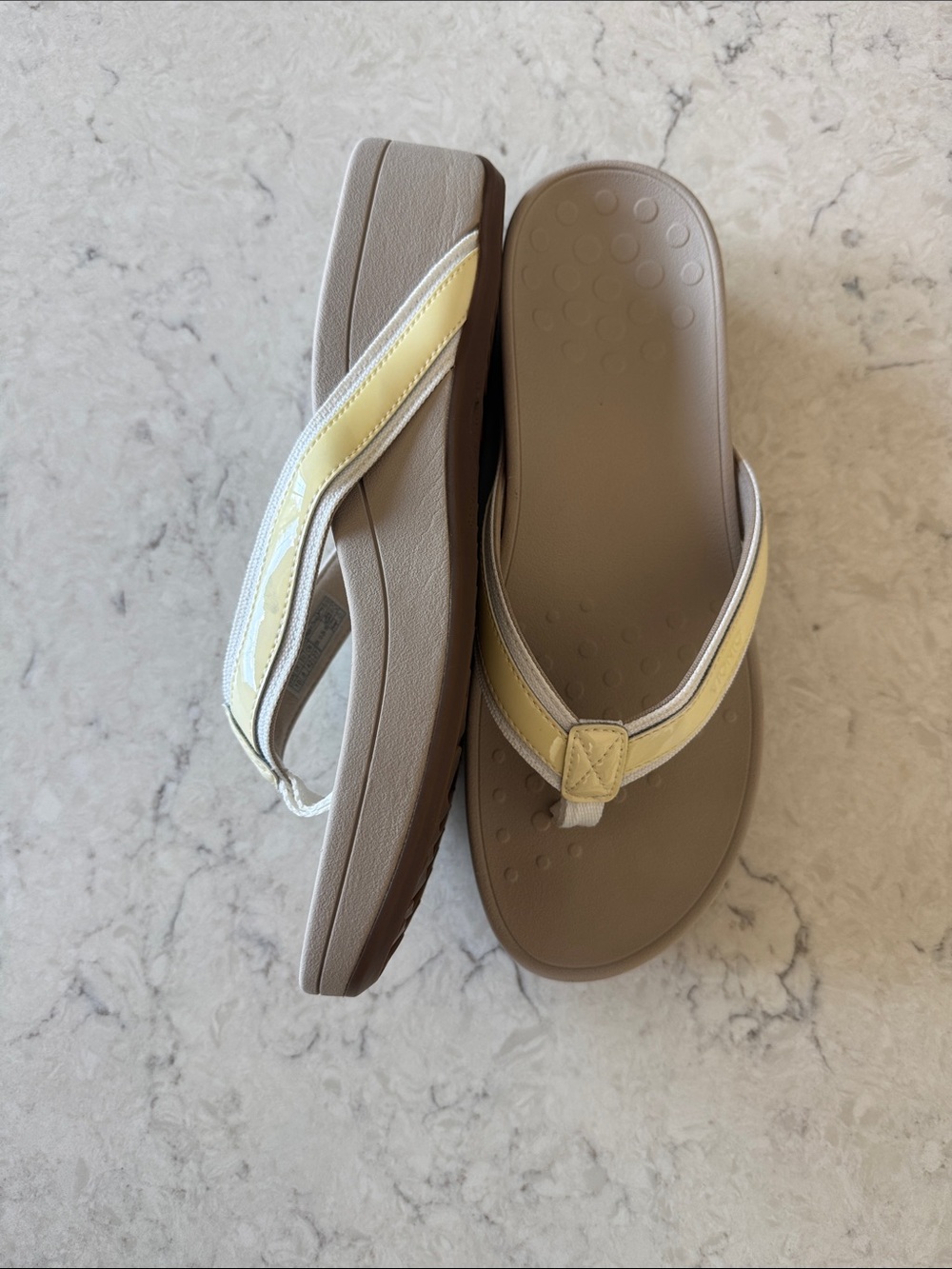 Vionic Hightide Wedge Comfort Thong size 10 Flip Flops butter yellow/ white/ tan - Picture 3 of 8